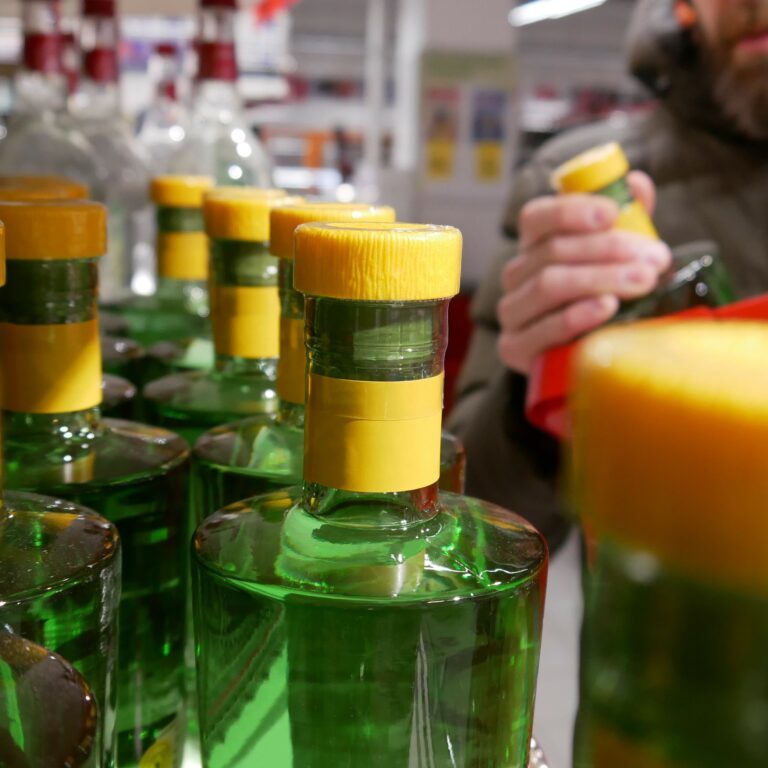 Butikshylla med gin