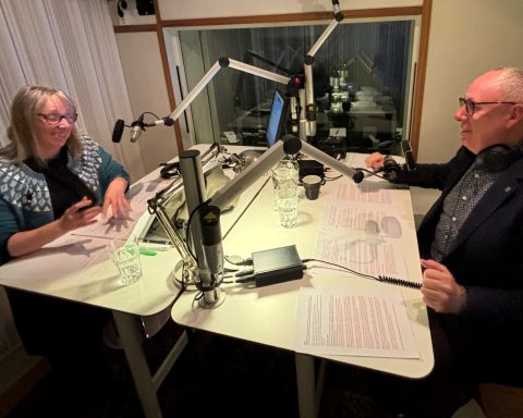 Journalisten Anna Fredriksson intervjuar Regeringens särskilde utredare Thomas Lindén i en podstudio.
